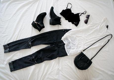Festival look ripped jeans basic tank top lace bra chelsea boots