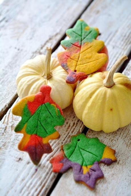 Topsey Turvy Halloween Cake, bunte Herbstlaub Kekse und Erdnuss Cupcakes und 