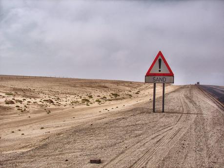 Namibia, weites Land mit blutigem Straßenzoll