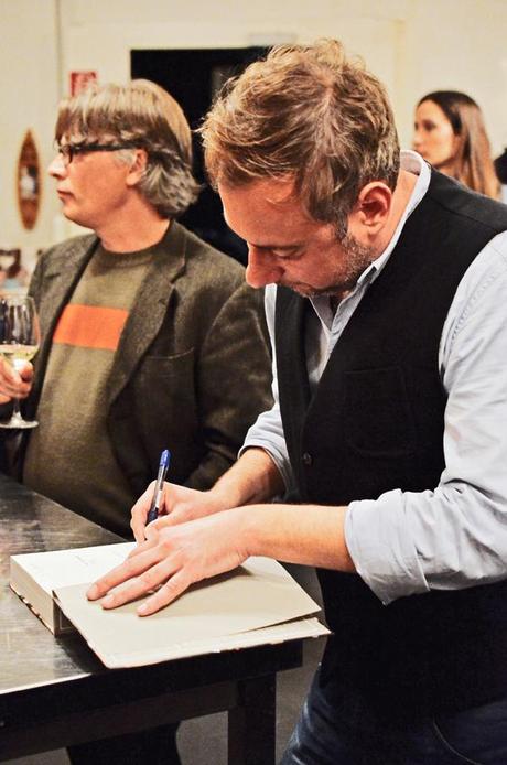 Foodblogger und Buchautor Stevan Paul signiert sein neues Kochbuch 