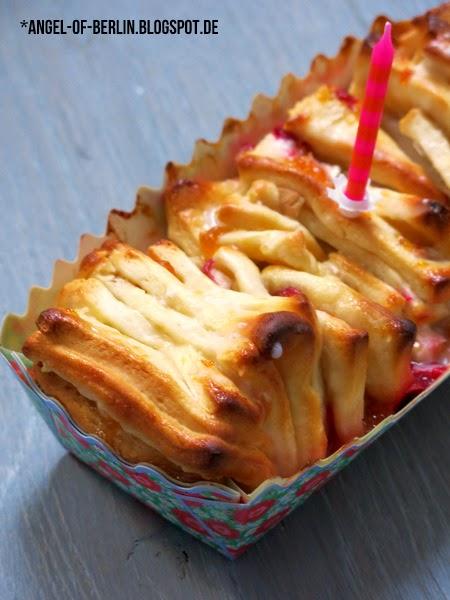 [bakes...] Raspberry Doughnut Peach Pull-Apart Cake