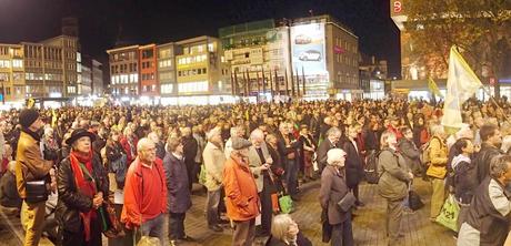 Aufmerksame Zuhörer auf dem Stuttgarter Rathausplatz. - Foto: Erich Kimmich