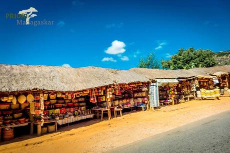 Bunte Stände mit Handwerk und Souvenirs neben einer Strasse in Madagaskar