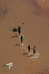 Kinder in einem Fluss in Madagaskar