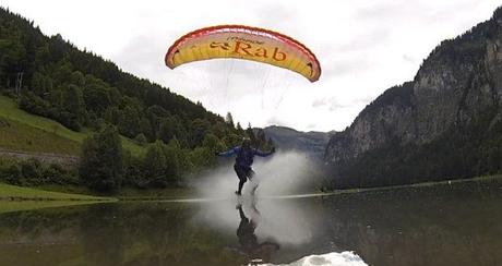 Play with the Ground: Paragliding Stunts von Valentin Delluc