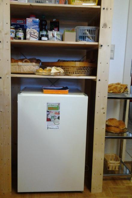 so kann ein Fairteiler mit Kühlschrank aussehen