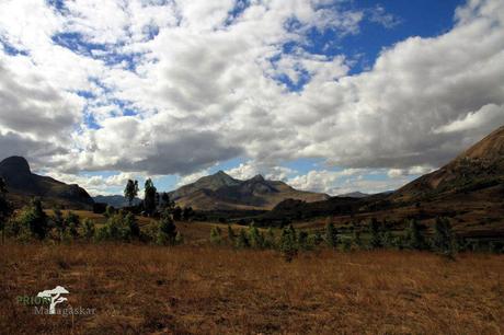 Landscahft im Hochland Madagaskar mit Wolken