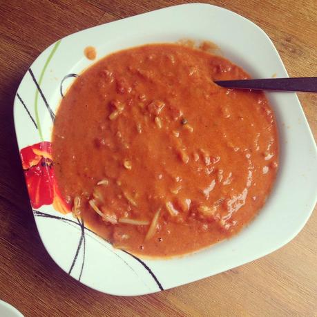 Rezept-Tipp: 10 Minuten easy-peasy Tomaten-Erdnuss-Suppe mit Sprossen