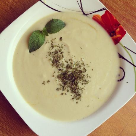 Weiße Bohnenpüree-Suppe mit Curry aus dem Vitamix