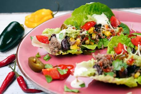 [Low Carb] Mexikanisch gefüllte Salatblätter mit Hackfleisch, Guacamole, Koriander und Tomaten