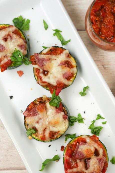 [Low Carb] Mini Zucchini-Pizzen mit italienischer Salami und Mozzarella