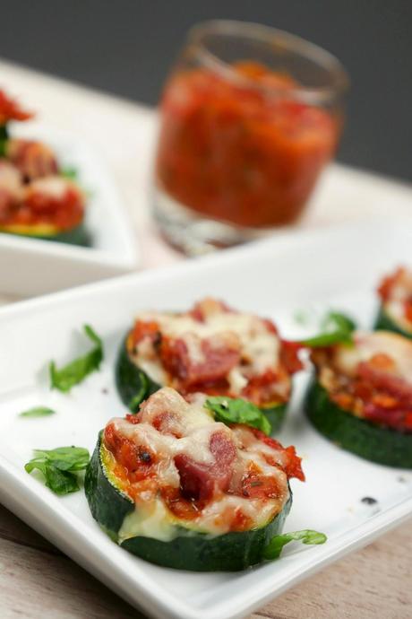[Low Carb] Mini Zucchini-Pizzen mit italienischer Salami und Mozzarella