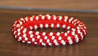 Perlenarmband rot/weiß