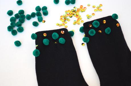 Socken mit Pompons und Pailletten
