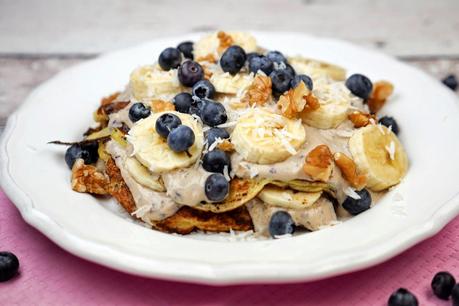Protein-Pfannkuchen mit Mandelmilch, Heidelbeerjoghurt und frischen Früchten