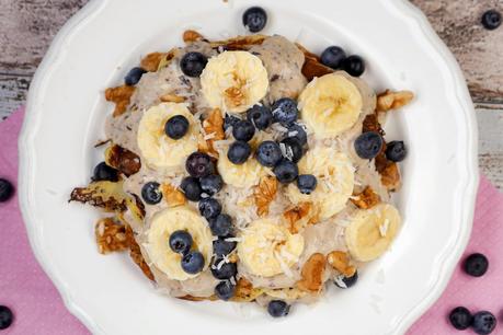 Protein-Pancakes mit Mandelmilch, Heidelbeerjoghurt und frischen Früchten