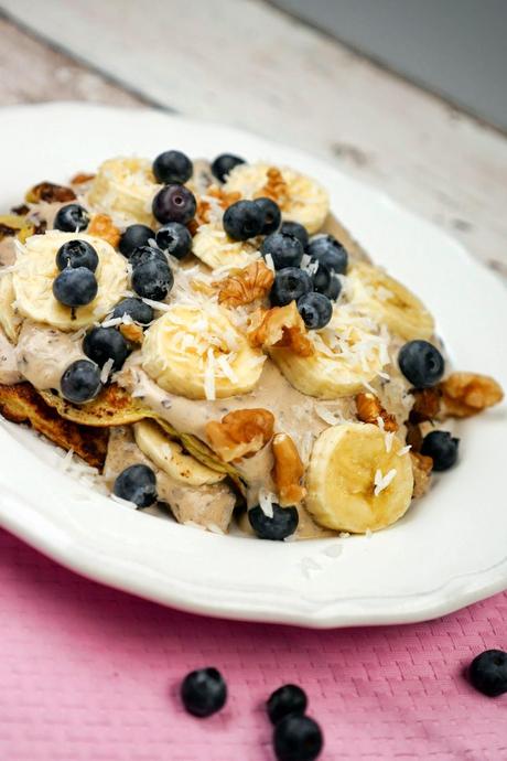 Protein-Pancakes mit Mandelmilch, Heidelbeerjoghurt und frischen Früchten