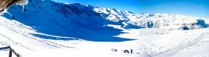 Panorama auf weiße Hänge und Tiefschnee im Skigebiet von El Colorado-Farellones, @ Wikimedia Commons