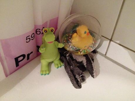Nach dem Toben noch ein warmes Bad mit Ente und Dino ....