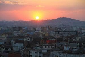 Sonnenuntergang in Antananarivo mit Blick über die Stadt