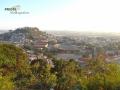Blick vom Hügel des Rova auf das Mahmasina-Stadoin und die Stadt