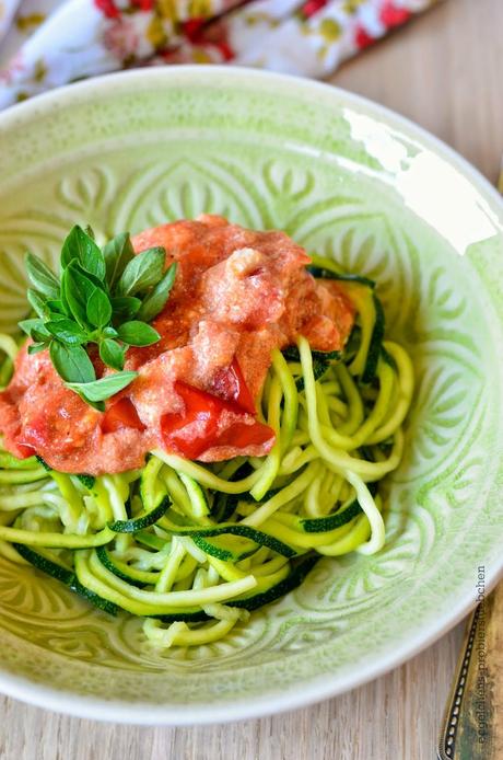 Zucchini-Spaghetti mit Tomaten-Ricotta-Soße