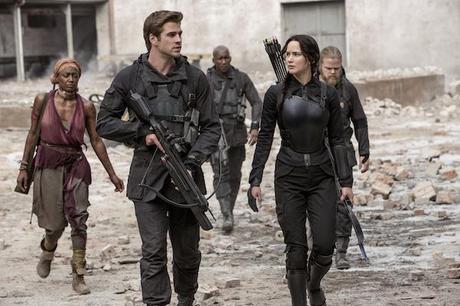 Katniss (Jennifer Lawrence) und Gale (Liam Hemsworth) im Kriegsgebiet in 