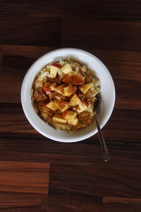 Hirse-Porridge mit Apfel, Mandeln und Zimt