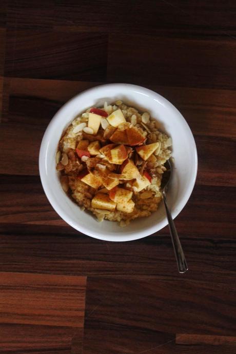Hirse-Porridge mit Apfel, Mandeln und Zimt