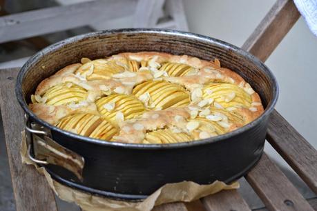 Klassischer Apfelkuchen mit Datteln und Ahornsirup