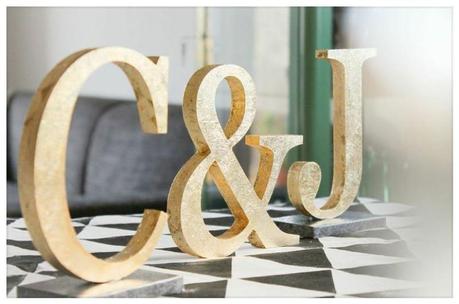 Vergoldete Buchstaben auf schwarz/weisser geometrischer Tischdecke für den Brauttisch