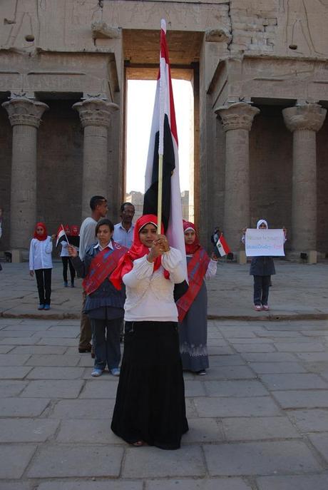 11_Demonstration-Muslima-am-Horus-Tempel-Edfu-Aegypten-Nil-Nilkreuzfahrt