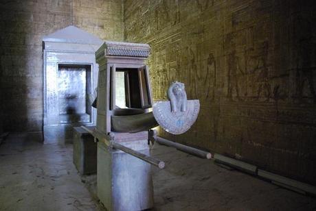 18_Barke-im-Allerheiligsten-des-Horus-Tempel-Edfu-Aegypten-Nil-Nilkreuzfahrt