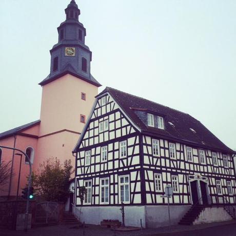 Evangelische Kirche und das alte Rathaus in Nieder-Wöllstadt