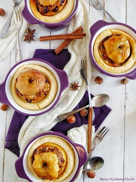 Mit Cranberry, Honigkuchen & Nuss gefüllte Bratäpfel im Lebkuchen-Käsekuchen Bett