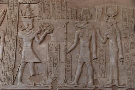 07_Pharao-Opfergabe-Sobek-Relief-Doppeltempel-Kom-Ombo-Nilkreuzfahrt-Nil-Aegypten