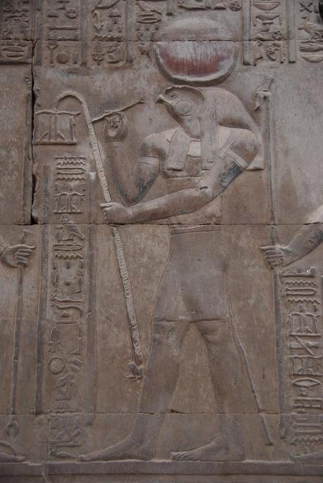 11_farbiges-Horus-Relief-Doppeltempel-Kom-Ombo-Nilkreuzfahrt-Nil-Aegypten