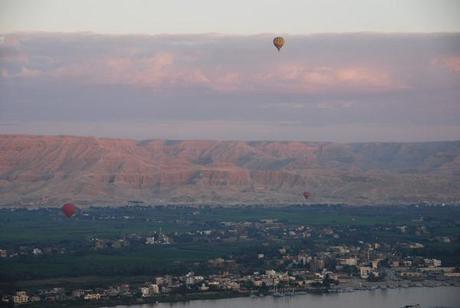 11_Luxor-bei-Sonnenaufgang-drei-Heisluftballone-Aegypten