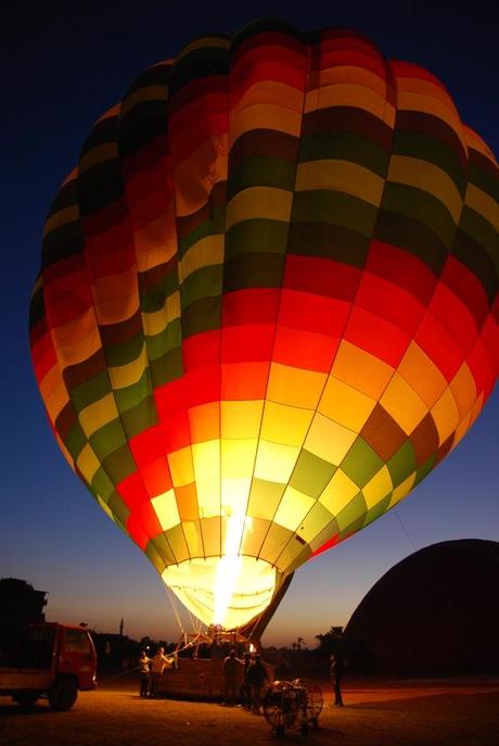 03_Anheizen-bei-Sonnenaufgang-Heisluftballon-Luxor-Aegypten