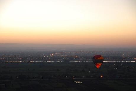 05_Bei-Sonnenaufgang-im-Heisluftballon-Luxor-Aegypten