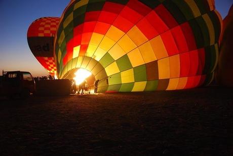 02_Anheizen-bei-Sonnenaufgang-Heisluftballon-Luxor-Aegypten