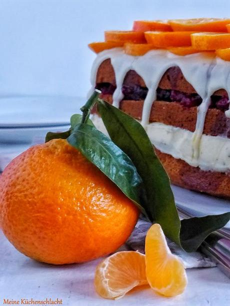 Cranberry & Mandarinen Kuchen mit Thymian Buttercreme und kandierten Mandarinenscheiben