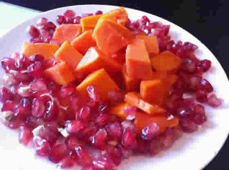 Farbenpracht auf dem Frühstücksteller: Papaya & Granatapfel