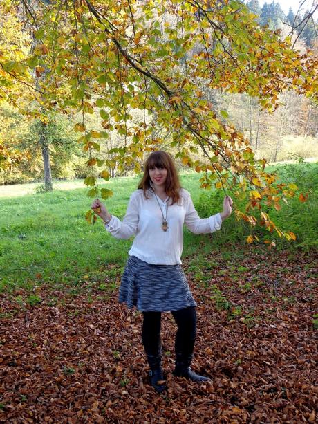 Schönes Herbstoutfit mit Rock und Bluse