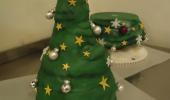 Weihnachtsbaum aus Kuchen und Fondant