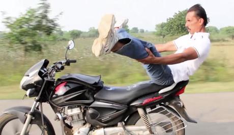 Yoga Meister praktiziert auf seinem Motorrad