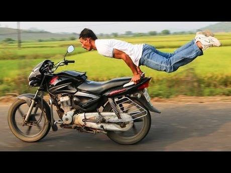 Yoga Meister praktiziert auf seinem Motorrad