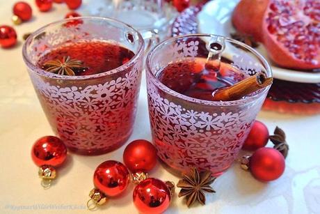Adventgugelhupf mit Mohn, marinierten Glühwein-Äpfeln und Granatapfelguss - so fein schmeckt nur der Advent!