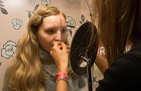 benefit-brow-bar-abmessen-augenbrauen