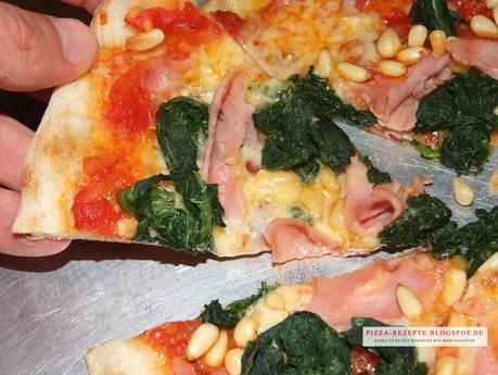 Pizza Spinat mit Schinken und Pinienkernen